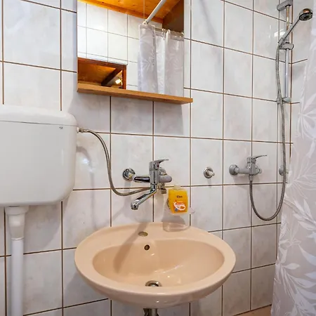 2 Bedroom Lovely In شقة Kruševo